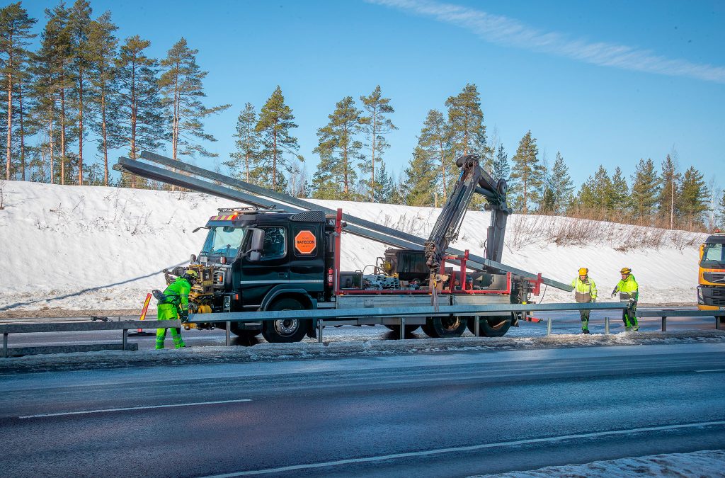 kaide_asennus_rammer_vasara 12-metrinen kaide-elementti asennetaan paikalleen. Myös tässä autossa on Rammer-vasara keula-asenteisena.