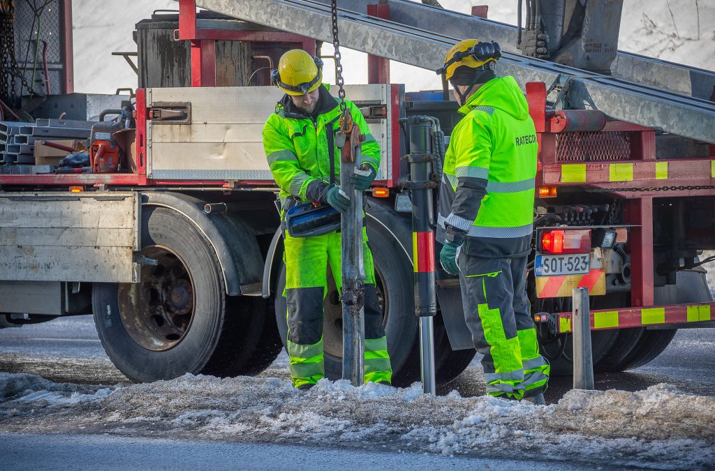 Ratecon Oy:n työntekijät käsittelevät vaurioitunutta kaidetta. Rammer-iskuvasara on tärkeä työkalu asennuksessa.
